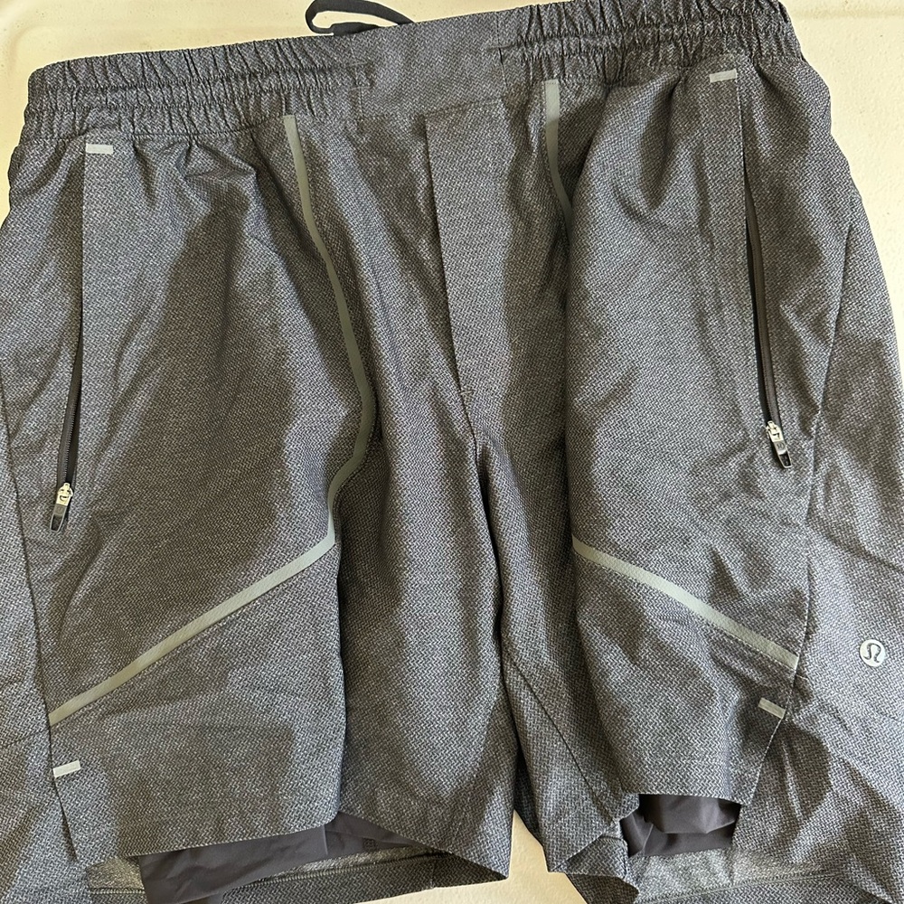 lululemon athletica Men’s Charcoal Gray Athletic Shorts LINED